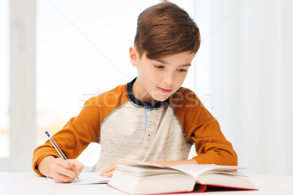 Foto stock: Estudante · menino · livro · escrita · caderno · casa