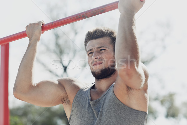 Młody człowiek poziomy bar odkryty fitness Zdjęcia stock © dolgachov