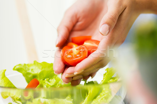 Kadın pişirme sebze salata ev Stok fotoğraf © dolgachov