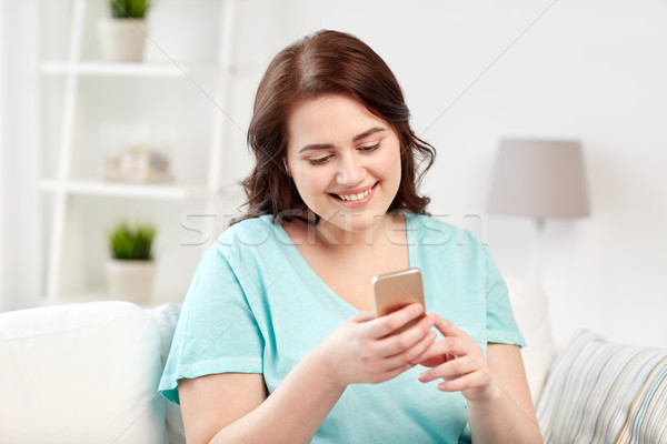 Fericit plus size femeie smartphone acasă oameni Imagine de stoc © dolgachov