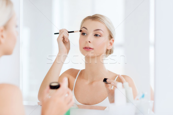 女子 化妝刷 浴室 美女 彌補 化妝品 商業照片 © dolgachov