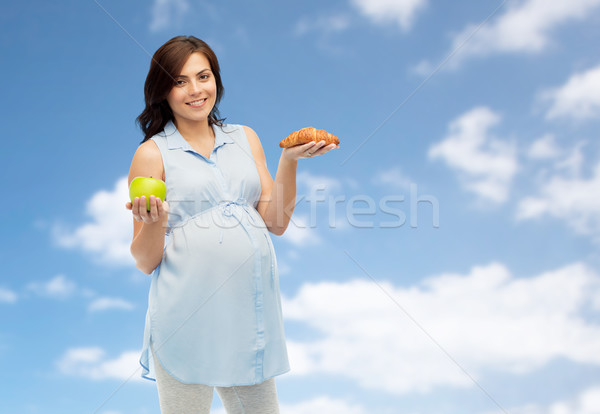 Feliz mujer embarazada manzana croissant embarazo alimentación saludable Foto stock © dolgachov