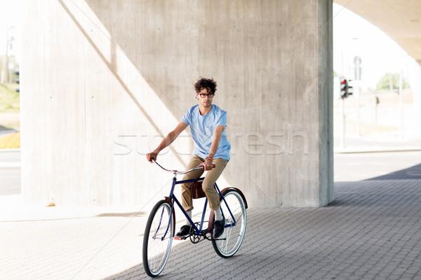 Fiatal hipszter férfi lovaglás fix viselet Stock fotó © dolgachov