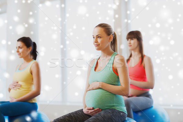 Glücklich schwanger Frauen Ausübung Ball Fitnessstudio Stock foto © dolgachov