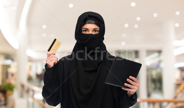 Donna hijab carta di credito tecnologia Foto d'archivio © dolgachov