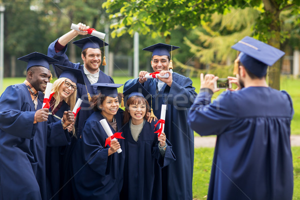 Diákok agglegények fényképezés okostelefon oktatás érettségi Stock fotó © dolgachov