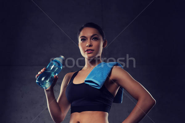 Donna asciugamano acqua potabile bottiglia palestra fitness Foto d'archivio © dolgachov