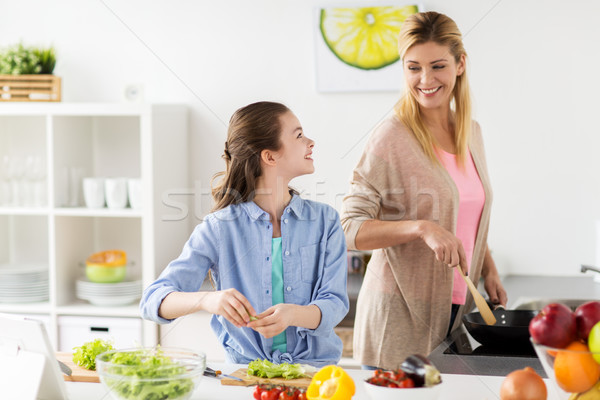 Foto stock: Família · feliz · cozinhar · salada · casa · cozinha · alimentação · saudável