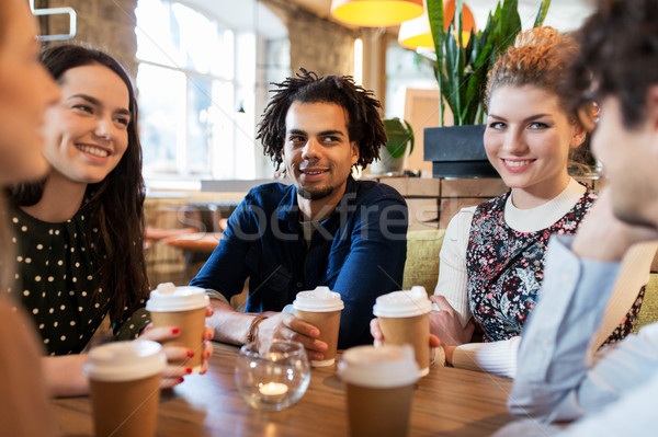 Fericit prietenii potabilă cafea restaurant timp liber Imagine de stoc © dolgachov
