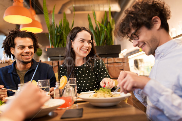 [[stock_photo]]: Heureux · amis · manger · potable · restaurant · loisirs