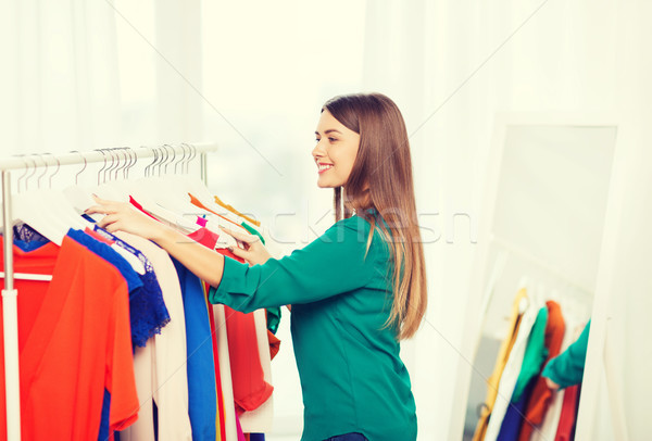 Boldog nő választ ruházat otthon ruhásszekrény Stock fotó © dolgachov