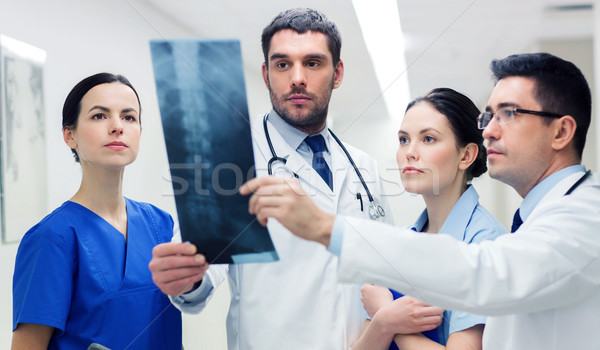 Grup sira spinarii Xray scanda spital clinică Imagine de stoc © dolgachov