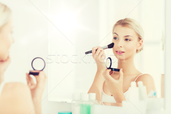Nő sminkecset bőrpír fürdőszoba szépség smink Stock fotó © dolgachov