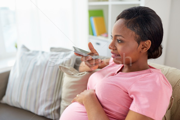 Femeie gravida voce smartphone sarcină tehnologie Imagine de stoc © dolgachov