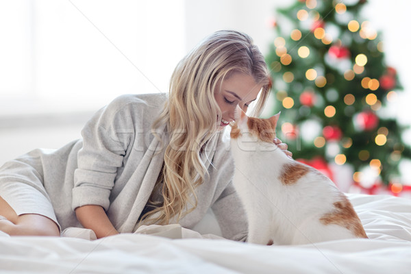 Stockfoto: Gelukkig · jonge · vrouw · kat · bed · christmas · huisdieren