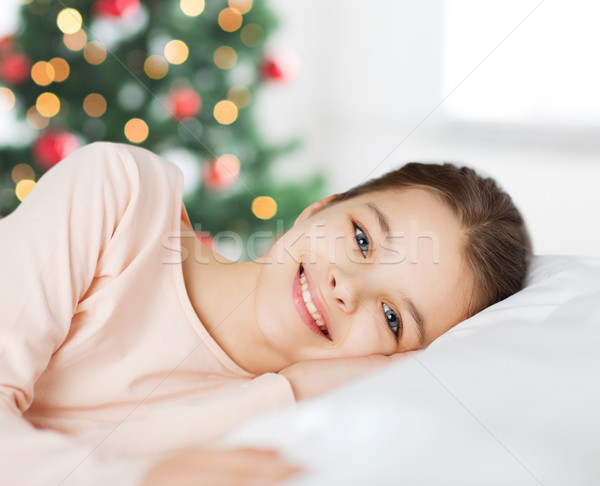 Fericit zâmbitor fată treaz pat Crăciun Imagine de stoc © dolgachov