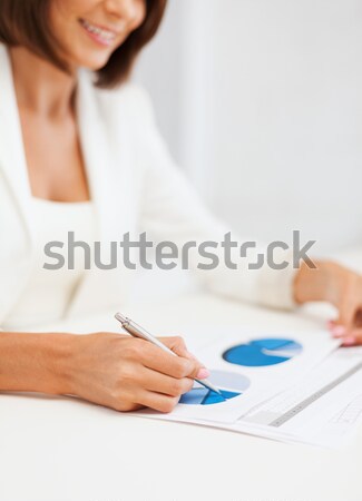 Zdjęcia stock: Kobieta · interesu · pracy · wykresy · biuro · działalności · edukacji