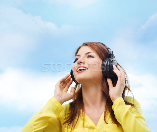 Gülen genç kız kulaklık ev teknoloji müzik Stok fotoğraf © dolgachov