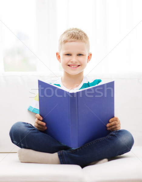 Stockfoto: Glimlachend · weinig · jongen · lezing · boek · bank