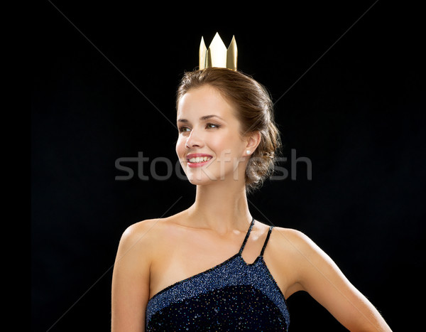 Foto stock: Mujer · sonriente · vestido · de · noche · corona · personas · vacaciones