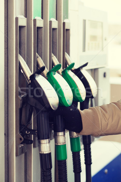 Közelkép férfi kéz tart benzinpumpa jármű Stock fotó © dolgachov