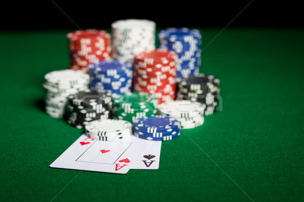 Foto stock: Fichas · de · casino · cartas · juego · juego · entretenimiento
