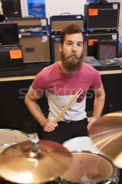 Masculino músico jogar música armazenar venda Foto stock © dolgachov
