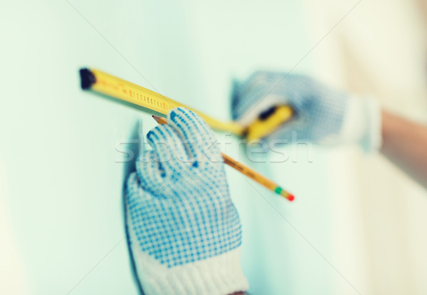 Primer plano masculina guantes pared cinta Foto stock © dolgachov