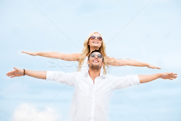 Stockfoto: Paar · holding · handen · omhoog · zee · kant · zomer