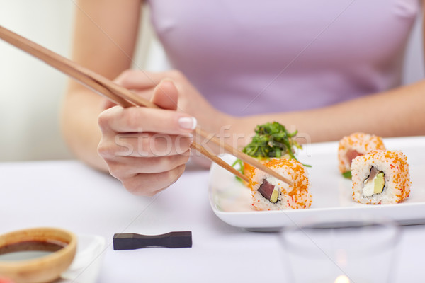 Foto stock: Mujer · comer · sushi · restaurante · restaurante · de · comida