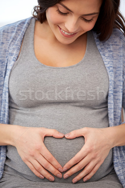 Foto stock: Feliz · mulher · grávida · coração · gesto · casa