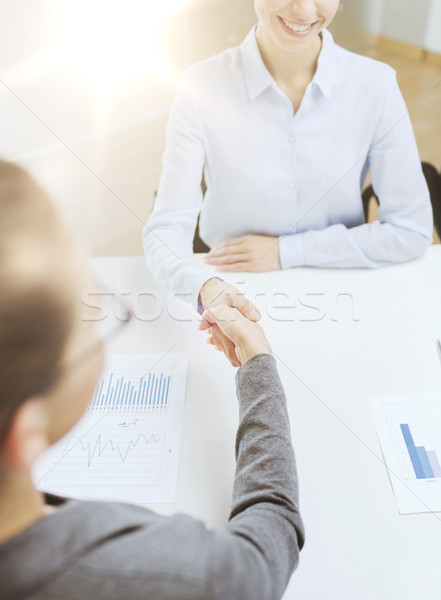 Stockfoto: Twee · glimlachend · zakenvrouw · handen · schudden · kantoor · business