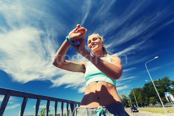 Gelukkig vrouw hartslag horloge fitness Stockfoto © dolgachov