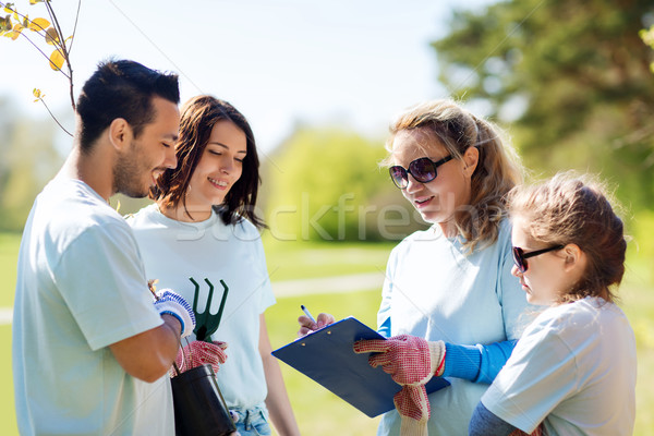 [[stock_photo]]: Groupe · bénévoles · arbres · parc · bénévolat