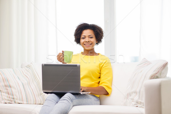 Foto stock: Feliz · mujer · portátil · casa · personas