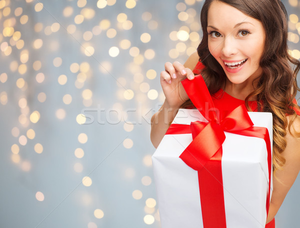 Сток-фото: улыбающаяся · женщина · красное · платье · шкатулке · Рождества · люди · праздников