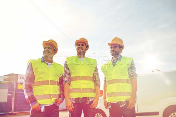 Fericit masculin constructori mare vizibil în aer liber Imagine de stoc © dolgachov