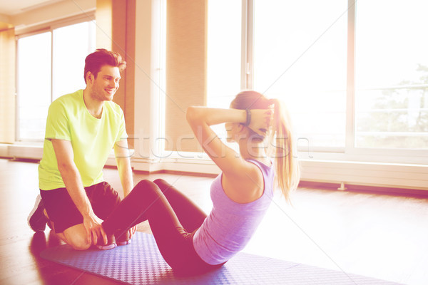 女子 私人教練 坐 健身房 健身 運動 商業照片 © dolgachov