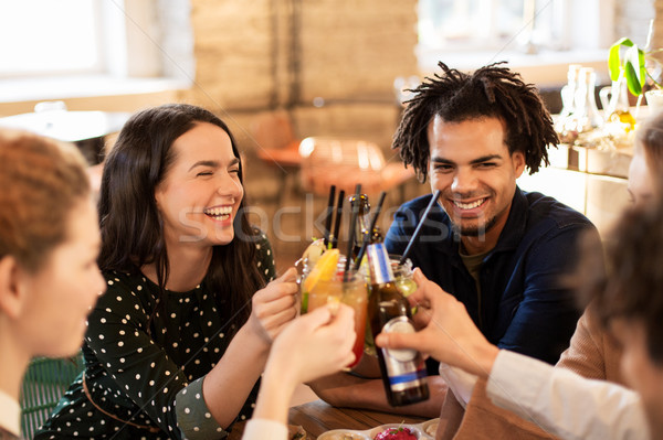 Fericit prietenii băuturi bar cafenea timp liber Imagine de stoc © dolgachov