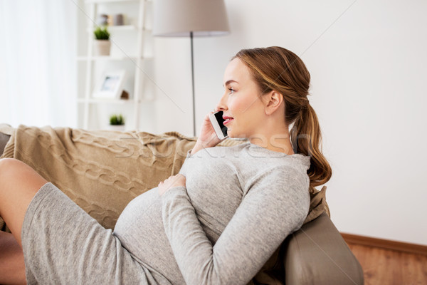 Fericit femeie gravida apel smartphone acasă sarcină Imagine de stoc © dolgachov