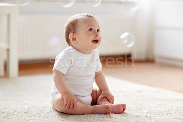 Felice baby bolle di sapone home infanzia persone Foto d'archivio © dolgachov