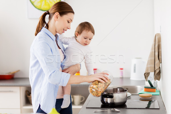 母親 嬰兒 烹飪 麵食 家 廚房 商業照片 © dolgachov