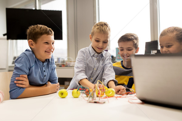 Kinderen uitvinding uitrusting robotica school onderwijs Stockfoto © dolgachov