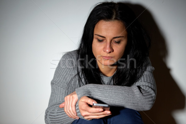 Nieszczęśliwy płacz kobieta smartphone ludzi Zdjęcia stock © dolgachov
