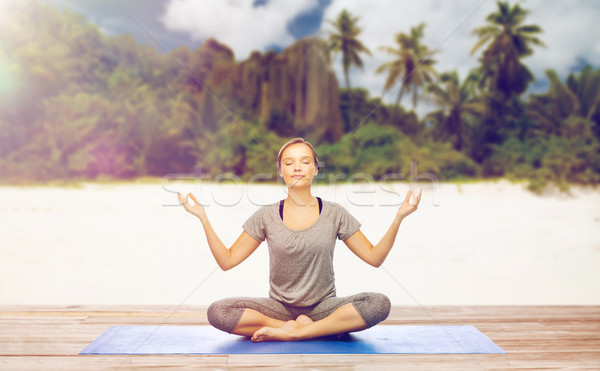 Foto d'archivio: Donna · yoga · meditazione · Lotus · posa · spiaggia