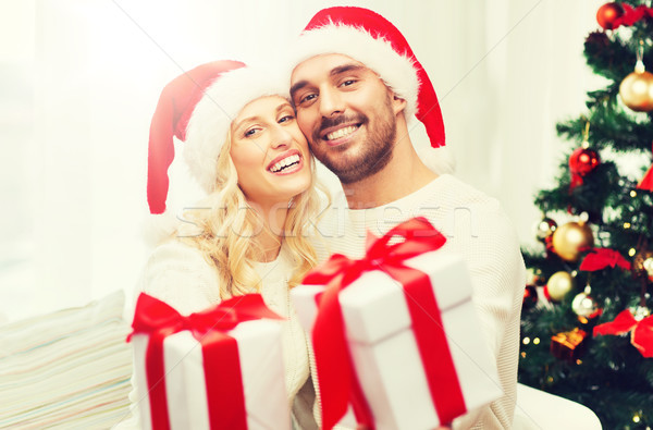 Foto stock: Feliz · Pareja · casa · Navidad · cajas · de · regalo · vacaciones