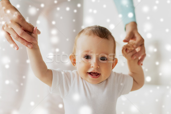 Stockfoto: Gelukkig · baby · leren · lopen · moeder · helpen