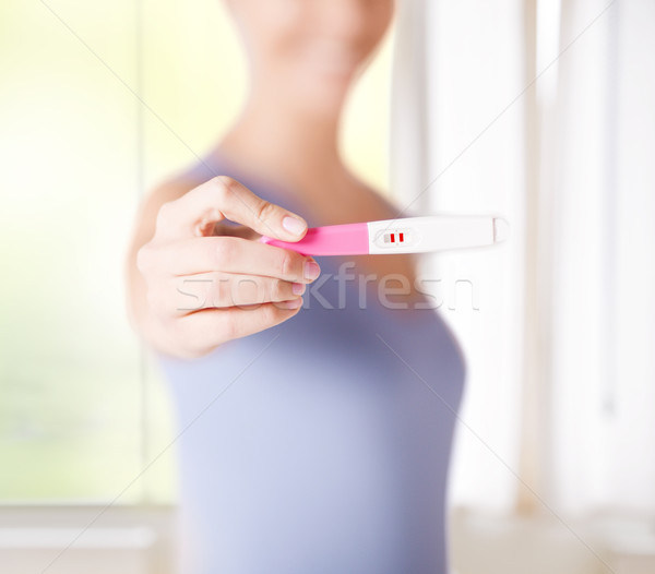Femme test de grossesse main heureux Photo stock © dolgachov