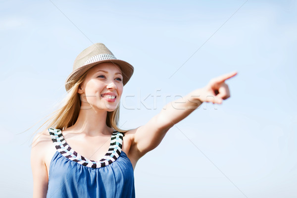 Meisje hoed tonen richting strand zomer Stockfoto © dolgachov