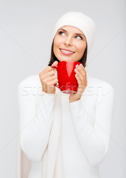 Femeie pălărie roşu ceai cana de cafea iarnă Imagine de stoc © dolgachov